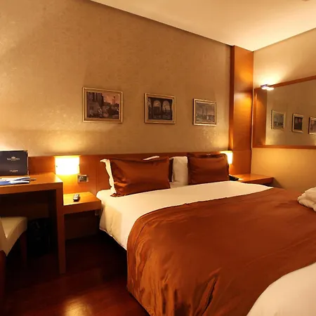 地拉那国际酒店及会议中心 4*