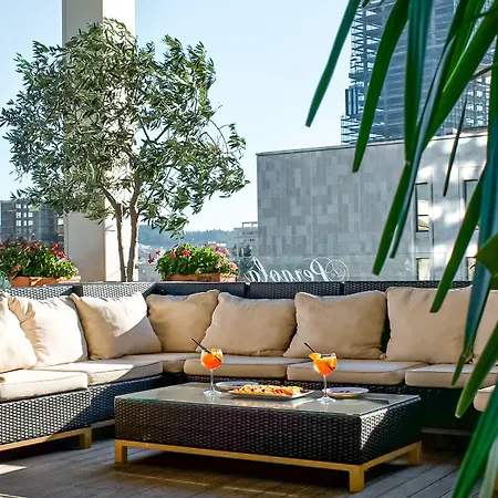 地拉那国际酒店及会议中心 4*